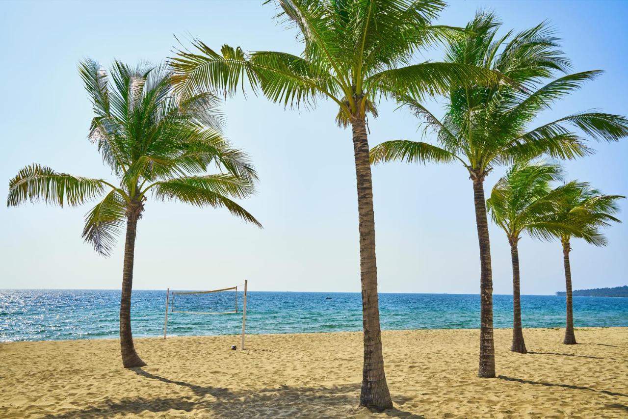 Moevenpick Villas & Residences Phu Quoc Eksteriør bilde Palm trees on the beach